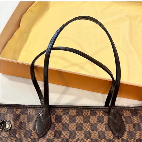 Authentic lv tote bag in very good condition. - Picture 7 of 9